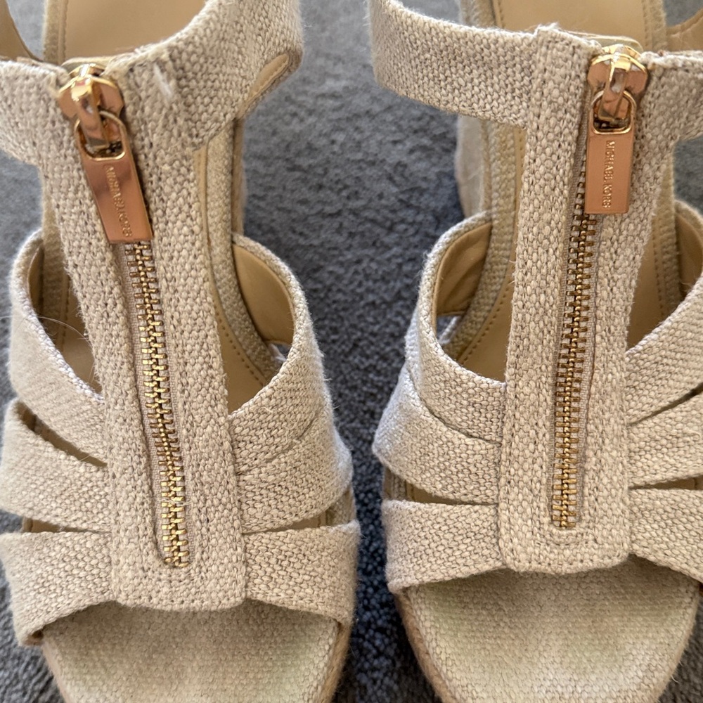 Michael Kors Crème Wedges - Picture 3 of 10